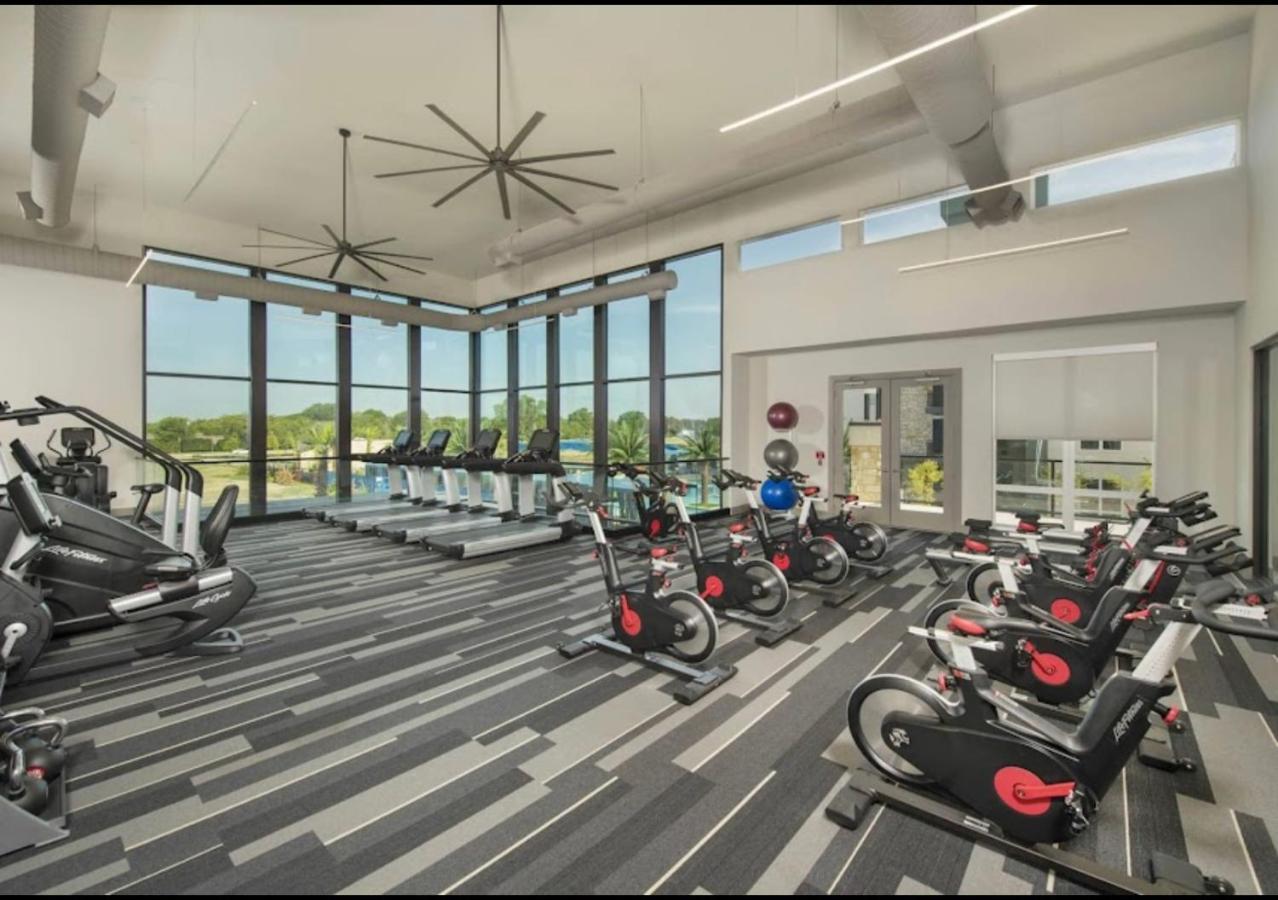 Cozy Retreat-Free Reserved Parking-Pool Addison Bagian luar foto