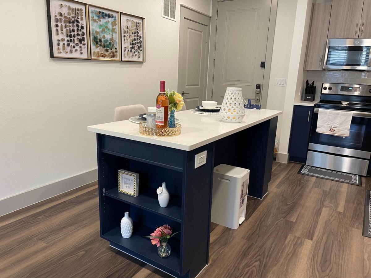 Cozy Retreat-Free Reserved Parking-Pool Addison Bagian luar foto