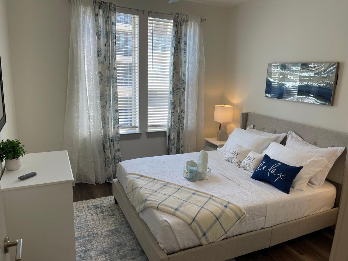 Cozy Retreat-Free Reserved Parking-Pool Addison Bagian luar foto