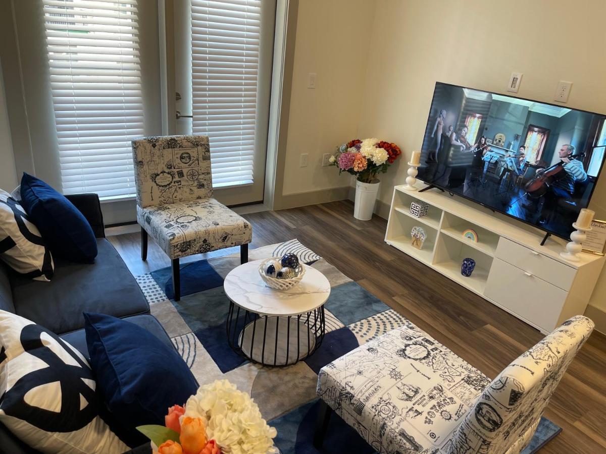Cozy Retreat-Free Reserved Parking-Pool Addison Bagian luar foto