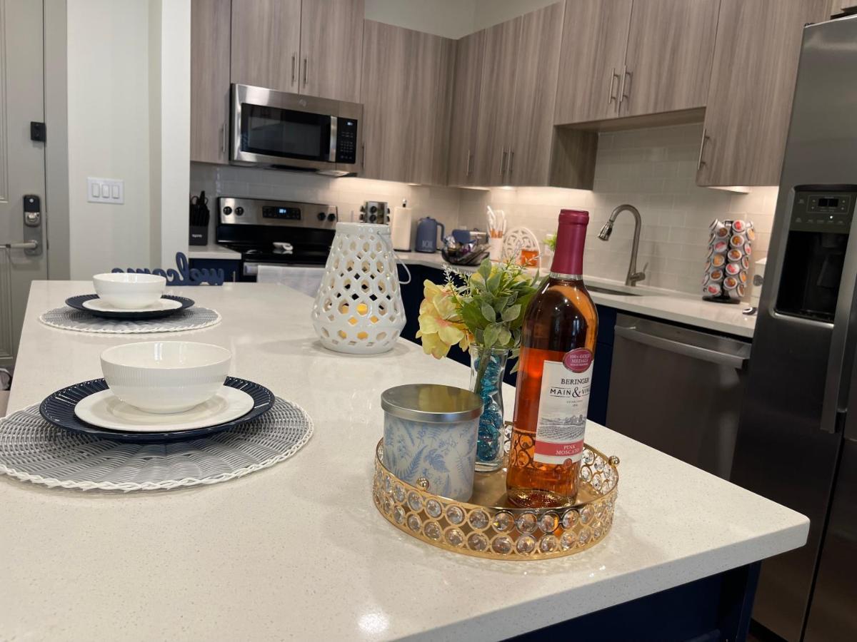 Cozy Retreat-Free Reserved Parking-Pool Addison Bagian luar foto