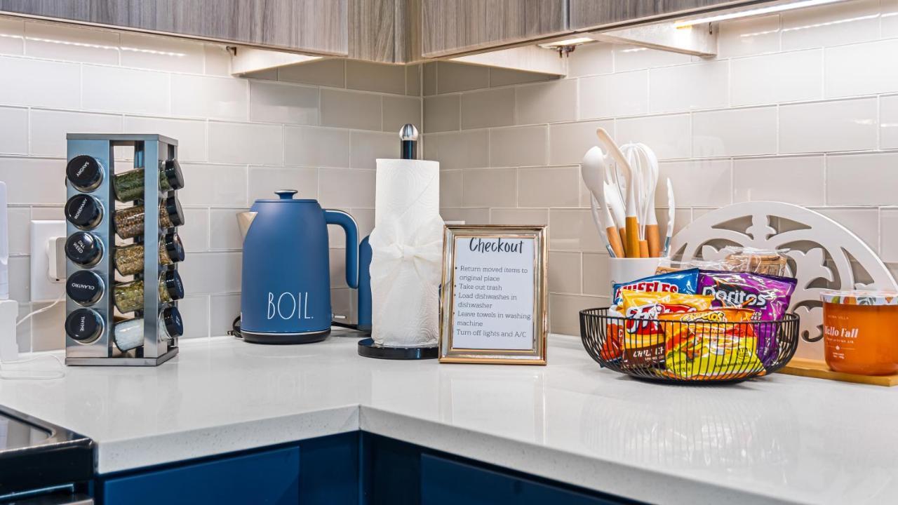 Cozy Retreat-Free Reserved Parking-Pool Addison Bagian luar foto