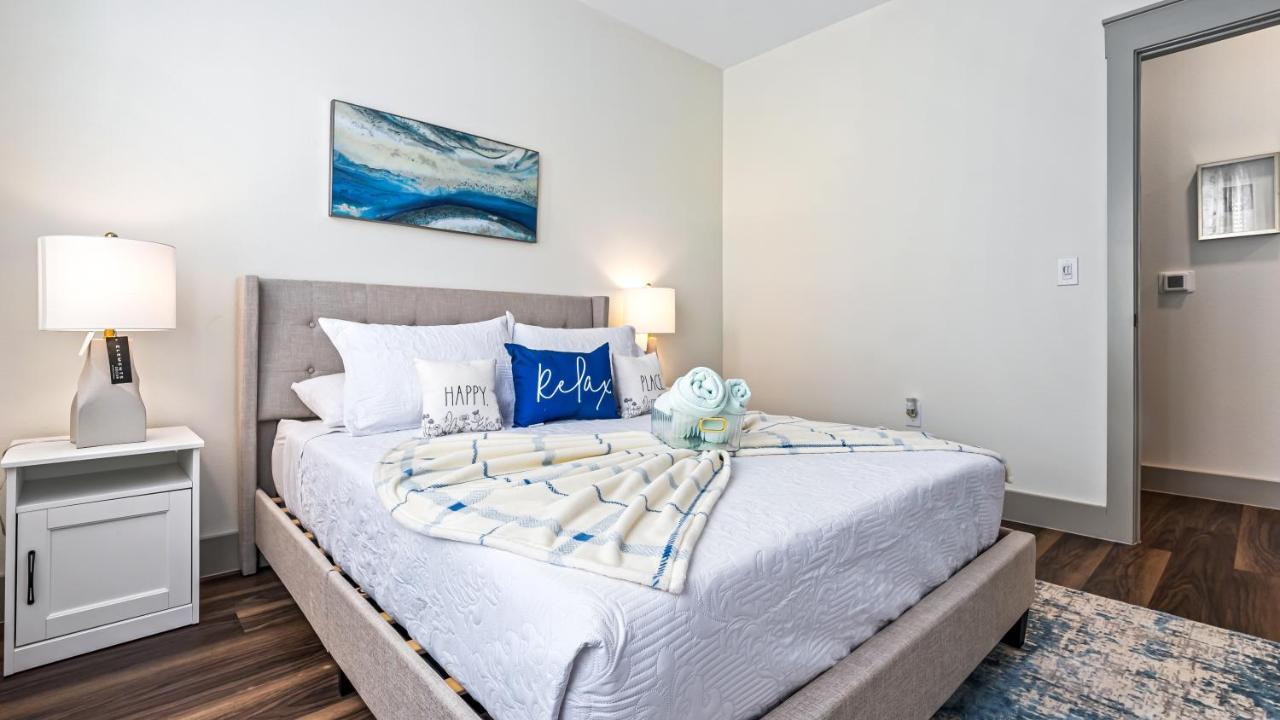 Cozy Retreat-Free Reserved Parking-Pool Addison Bagian luar foto
