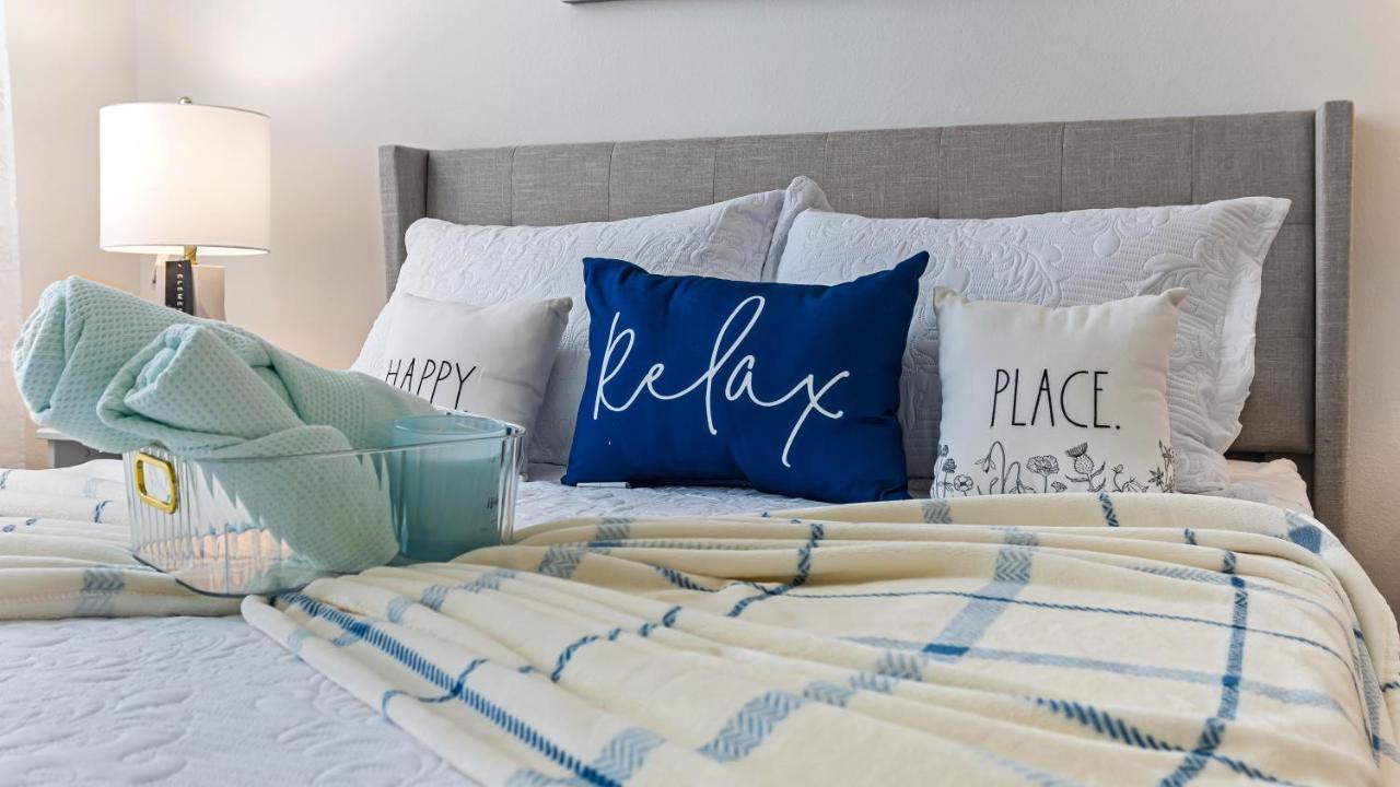 Cozy Retreat-Free Reserved Parking-Pool Addison Bagian luar foto