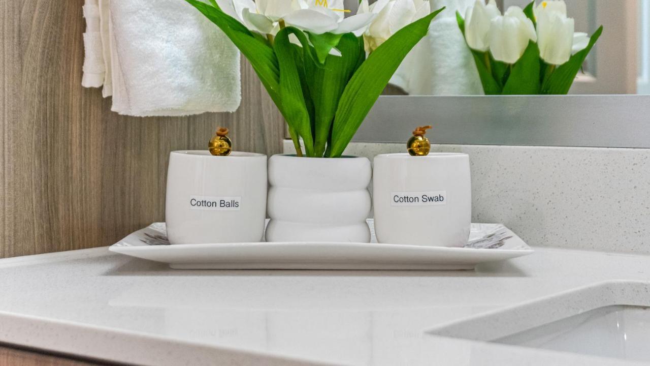 Cozy Retreat-Free Reserved Parking-Pool Addison Bagian luar foto