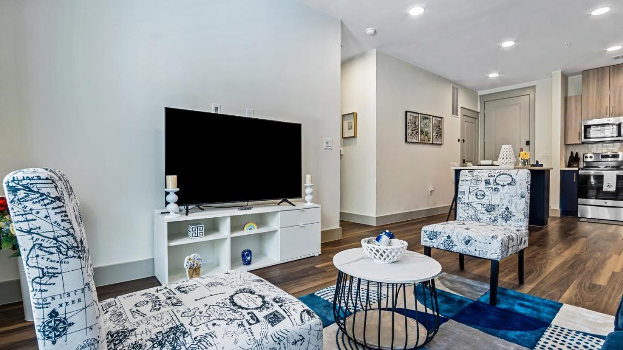 Cozy Retreat-Free Reserved Parking-Pool Addison Bagian luar foto