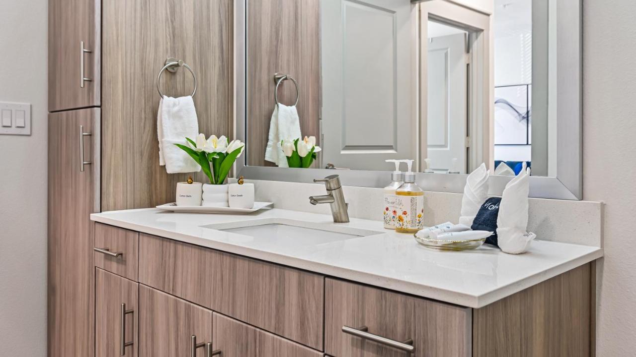 Cozy Retreat-Free Reserved Parking-Pool Addison Bagian luar foto
