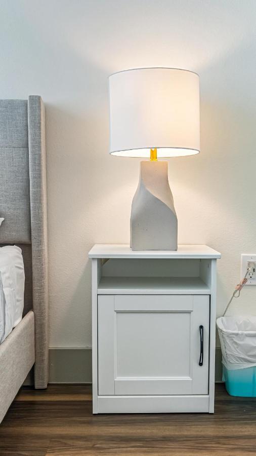 Cozy Retreat-Free Reserved Parking-Pool Addison Bagian luar foto