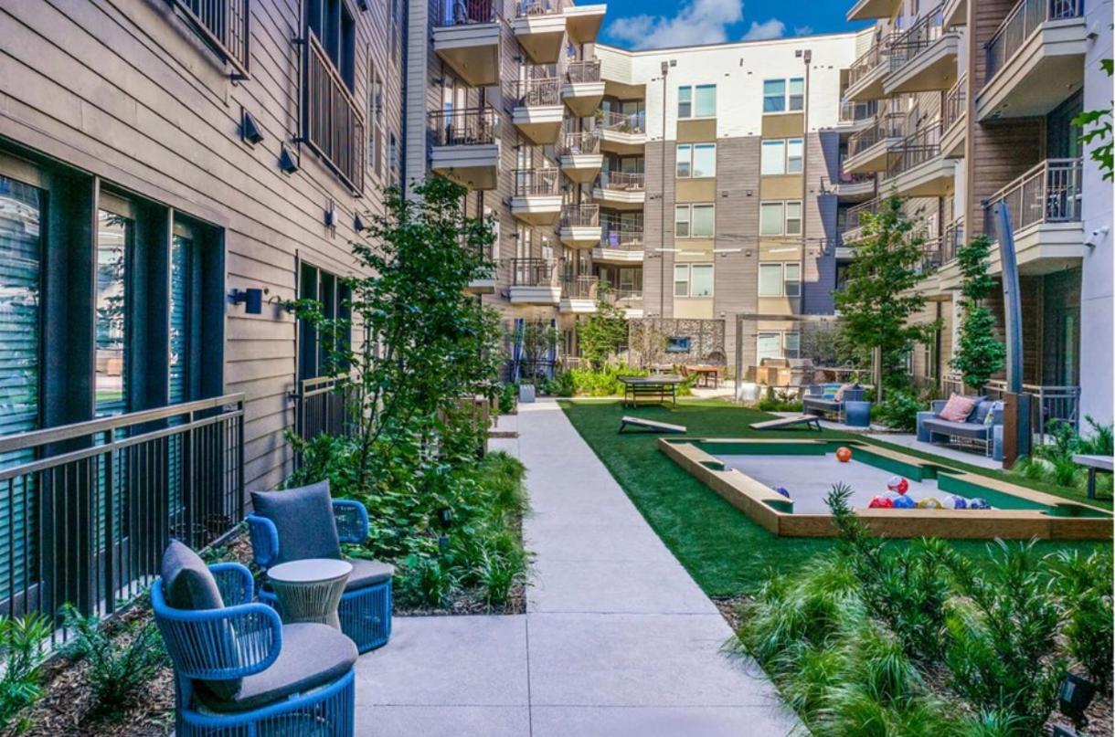 Cozy Retreat-Free Reserved Parking-Pool Addison Bagian luar foto